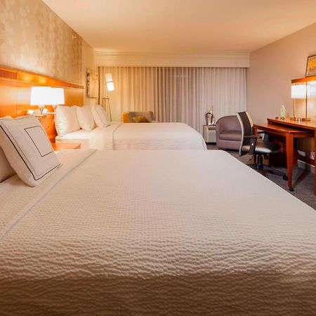Отель Courtyard By Marriott Madison West / Мидлтон Экстерьер фото