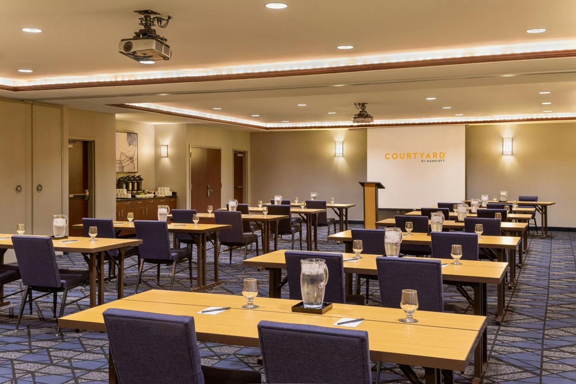 Отель Courtyard By Marriott Madison West / Мидлтон Экстерьер фото