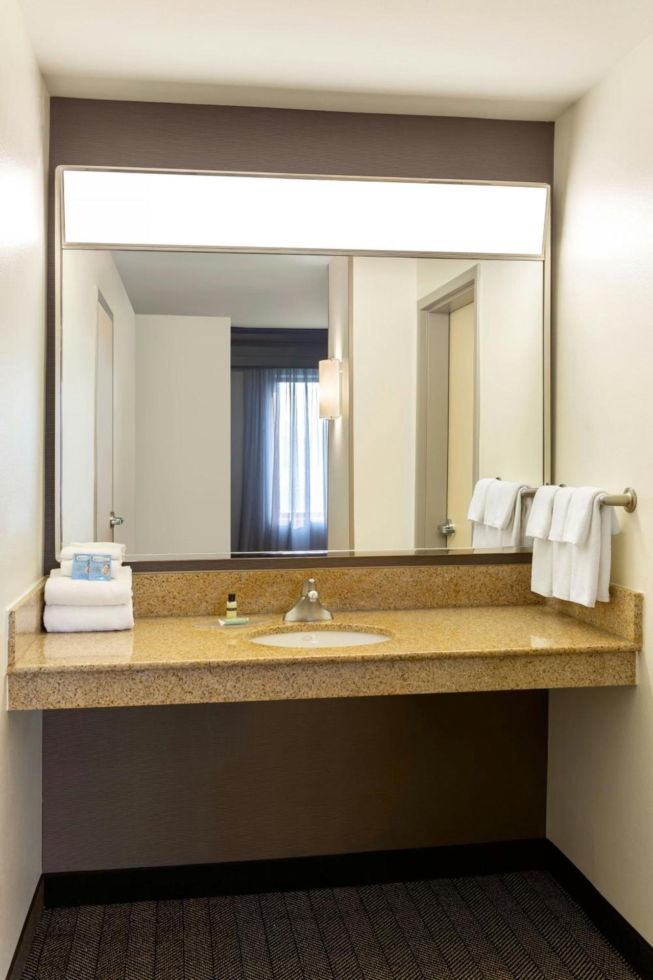 Отель Courtyard By Marriott Madison West / Мидлтон Экстерьер фото
